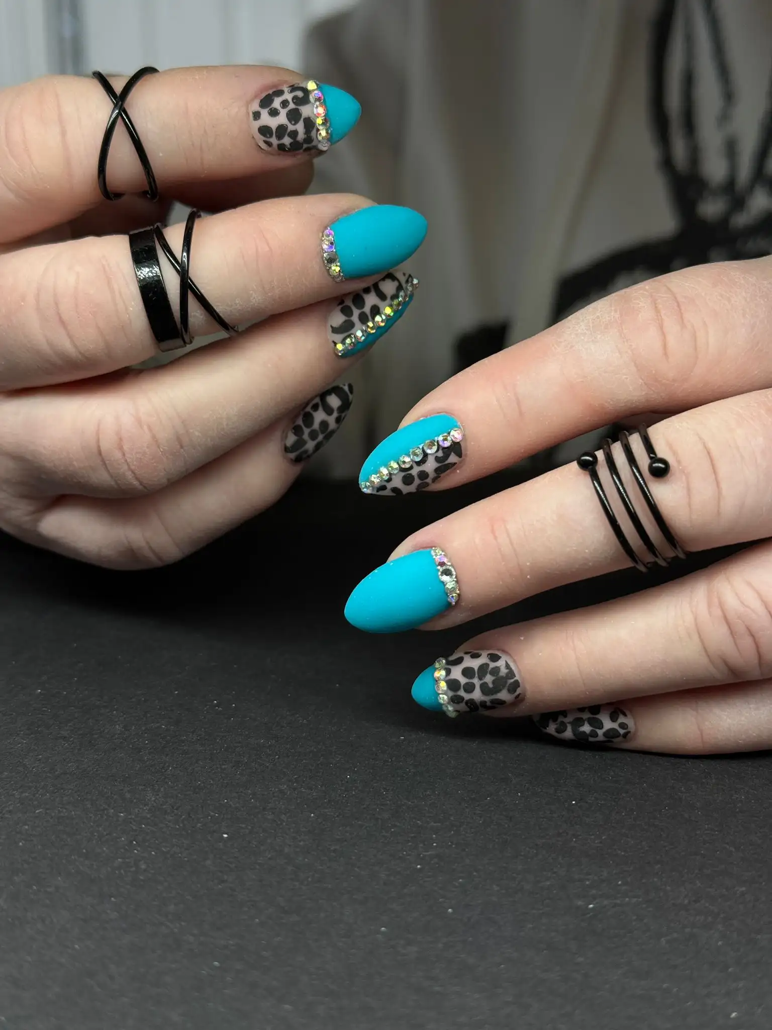 Turkoosi geelilakkaus leopardikuviolla ja strasseilla – Natali Nails Nurmes