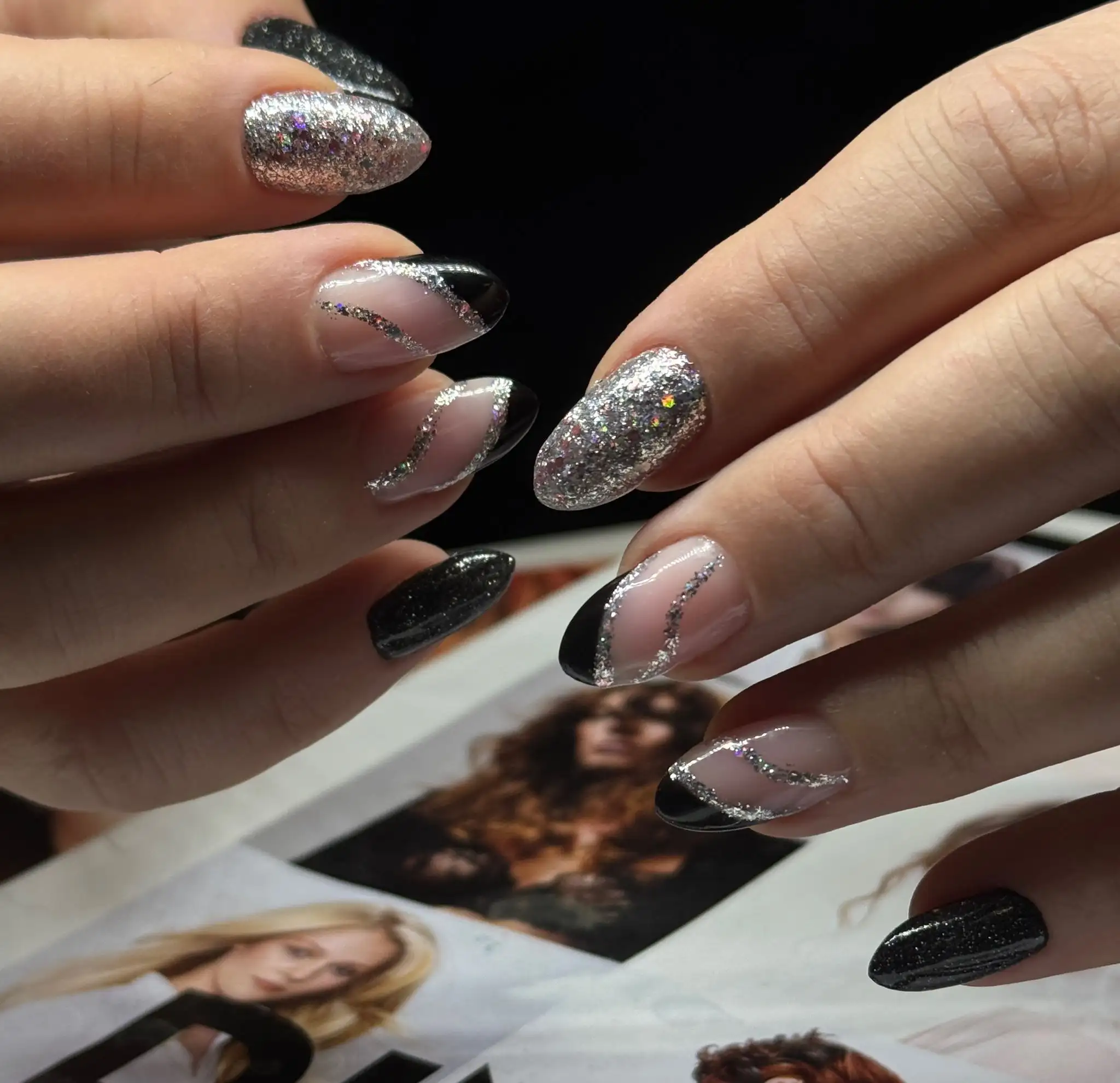 Musta ja hopea glitter geelilakkaus mantelinkynsissä – Natali Nails Nurmes