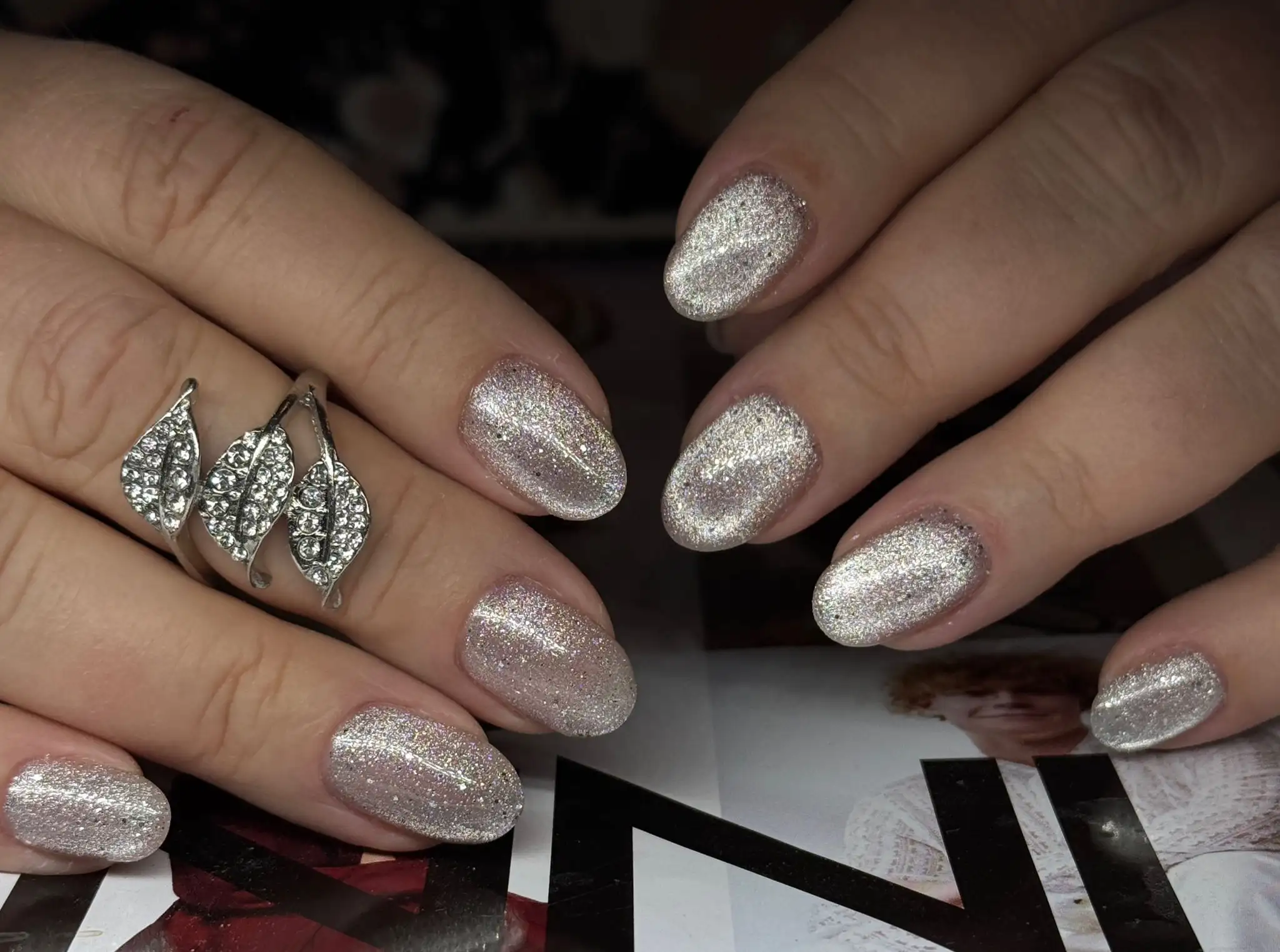 Hopea helmiäinen glitter geelilakkaus pyöreissä kynsissä – Natali Nails Nurmes